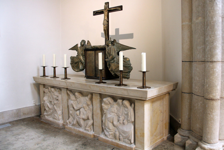 L'autel signé par l'artiste Remo Rossi.