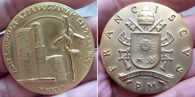 Médaille-souvenir pour le voyage du pape dans le Caucase