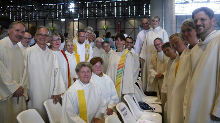Les théologiennes et théologiens laïcs venus de Suisse alémanique, en aube lors de la messe du pape à Palexpo, le 21 juin 2018 | © Anne Brugmer Horizont