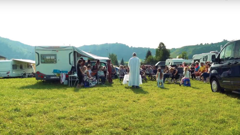 Des Yéniches suisses célébrant la messe, sur la route d'Einsiedeln | © Pierre Pistoletti