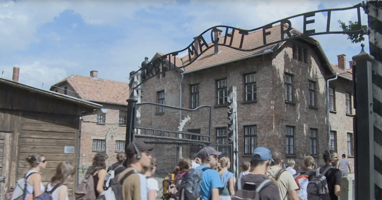 Des jeunes à Auschwitz