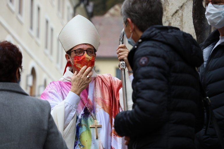 Une messe, cinquante personnes et tout de même un évêque pour la célébrer