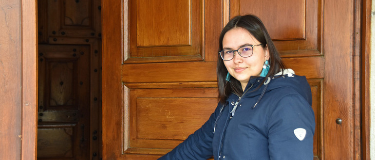 Léa Girardin assure l'accueil de l'église paroissiale de Cornol JU | © Grégory Roth