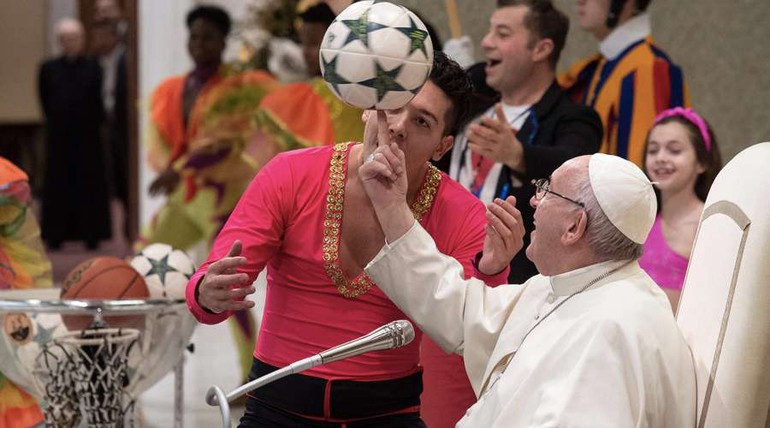 Le Pape François, ici s'amusant avec un jongleur cubain lors de l'audience générale du 2 janvier 2019. 