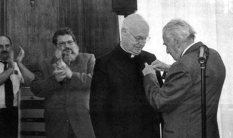 Le 12 septembre 2002, l’abbé Schaller est décoré de la Légion d'honneur 