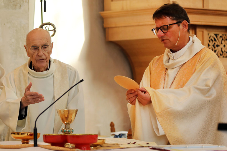 Le 27 octobre 2019 à l’église Saint-Pierre à Porrentruy, avec Mgr Felix Gmür, à l’occasion du 400e anniversaire de l’Ecole Sainte-Ursule (photo SCJP)
