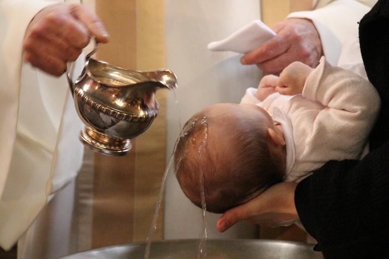 Demander le sacrement du baptême catholique dans ma paroisse