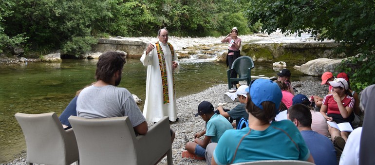 L'abbé Joseph Demierre a terminé la messe sur les bords de la Gérine (FR). Camps Voc' 2022 | © Raphaël Zbinden