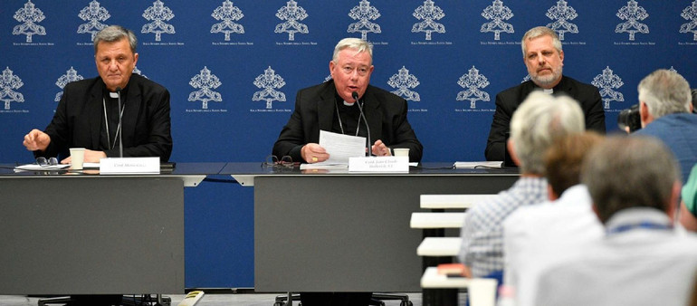 «Nous n'avons pas d'agenda», a expliqué le cardinla JC Hollerich (centre) en conférence de presse | © Vatican Media