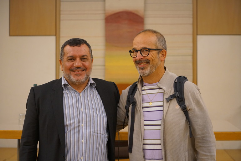 Photo d'Abdelfattah Abusrour, cofondateur de l'association Alrowwad, accompagné de Didier Berret, délégué épiscopal du Jurapastoral 