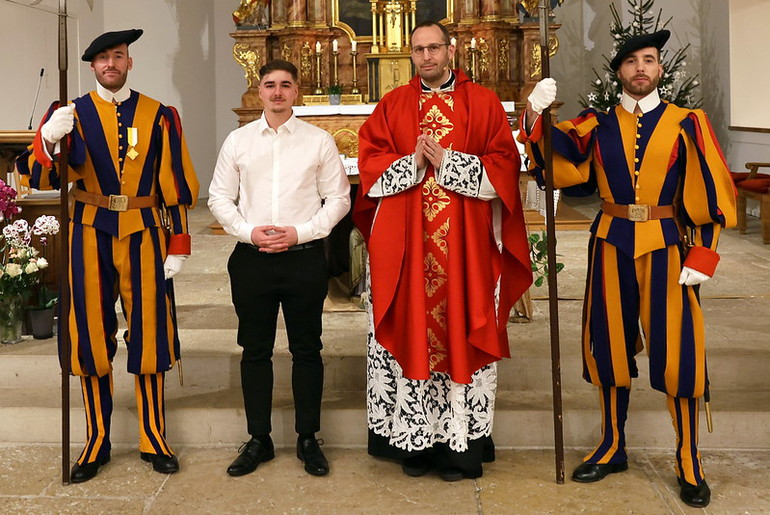 Yohan Wütrich entouré de Sylvain Queloz et Fabien Cattin, deux anciens gardes en uniformes, ainsi que l'abbé Antoine Dubosson lors de la messe d'envoi du 29 décembre 2023 | Photo de Philippe Girardin