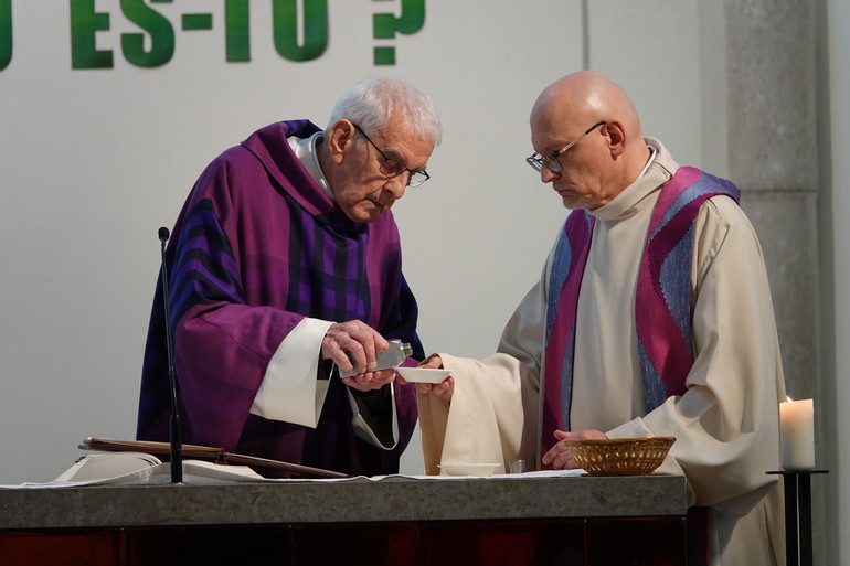 L'abbé Yves Prongué et l'abbé Jean Jacques Theurillat préparant l'huile pour le sacrement 