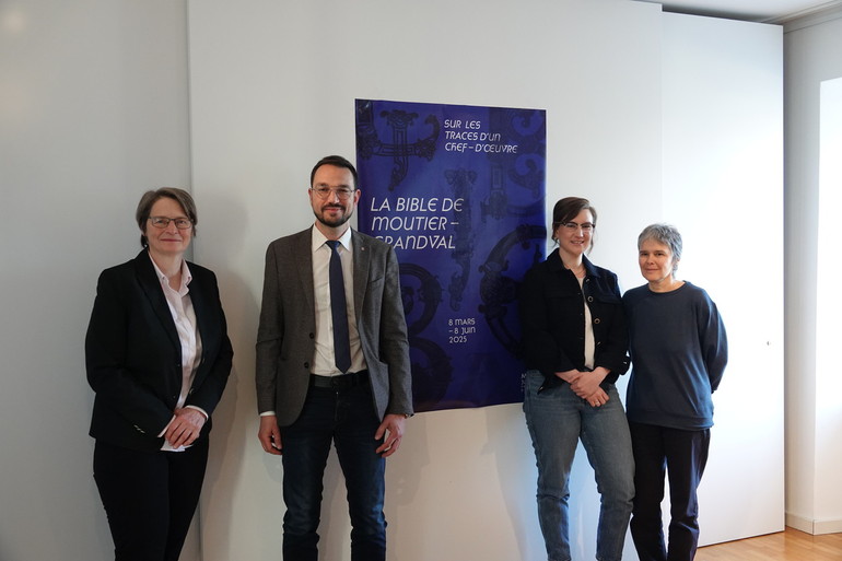 De gauche à droit : Sylviane Messerli, directrice de Mémoires d’Ici, Martial Courtet, Ministre de la formation, de la culture et des sports de la République et Canton du Jura (RCJU), Angéline Rais, historienne du livre, commissariat scientifique, Nathalie Fleury, directrice-conservatrice du Musée jurassien d’art et d’histoire