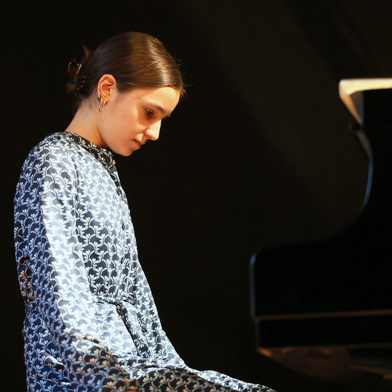 Sara Sfez au piano