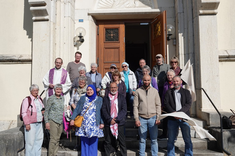 Groupe qui a marché de la passerelle du Colliard jusqu'à l'église de Courroux le 8 avril dernier 