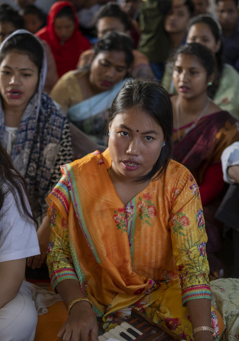 Choriste lors d'une messe avec des fidèles en arrière-plan, Bangladesh | © Missio Suisse/K M Asad