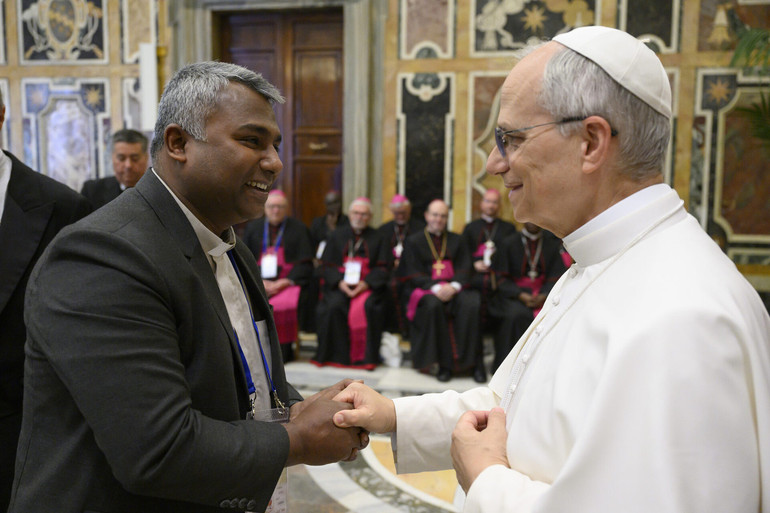 Le pape Léon XIV avec le P. Peter Chanel Gomes à l’occasion de l’Assemblée générale des Directeurs des Œuvres Pontificales Missionnaires en mai 2025 à Rome | © Vatican Media