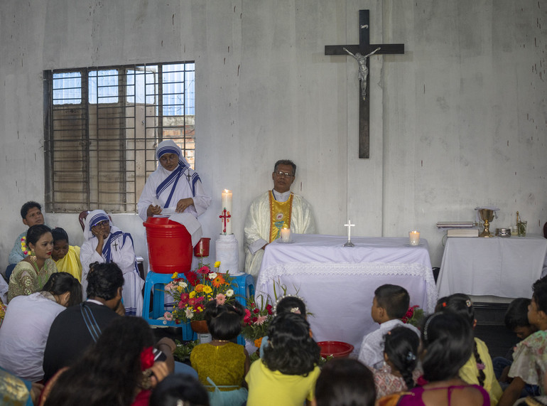 P. Ajit Victor Costa avec Sr Grace Clare et Sr Noel Francis des « Missionnaires de la Charité » lors d'une messe avec des migrants à Dhaka, Bangladesh | © Missio Suisse / K. M. Asad