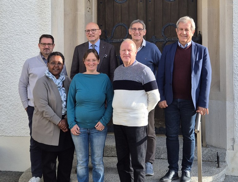 Équipe pastorale élargie de l’Espace pastoral Pierre-Pertuis : Premier rang, de gauche à droite, Mmes Aline Nkiragateye et Mirjam Froidevaux, M. l’abbé Christian Schaller. Deuxième rang, de gauche à droite , M. le diacre Michel Monnerat, M. l’abbé Jean Jacques Theurillat, MM. Jean-Louis Crétin et Jean-Louis Finidori.