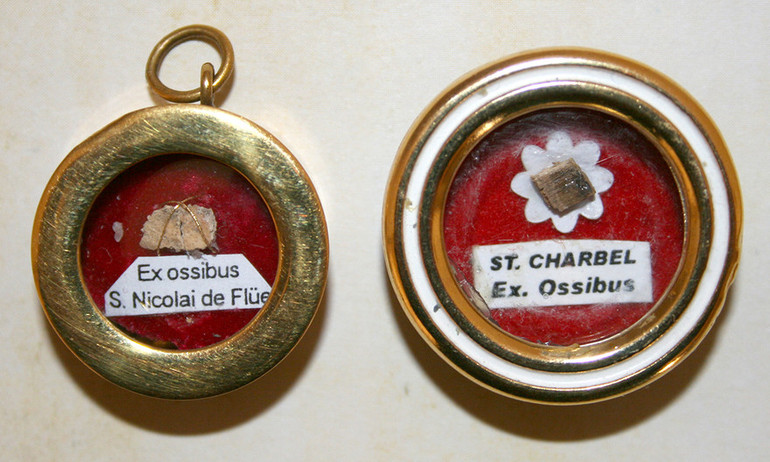 Les reliques de saint Nicolas de Flüe et de saint Charbel Makhlouf 