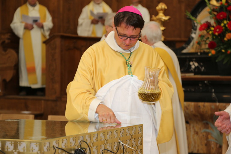onction du nouvel autel par l'évêque Felix Gmür