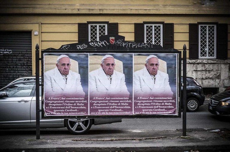 Rome, samedi. Des affiches antipape François ont été placardées dans le centre de la capitale.