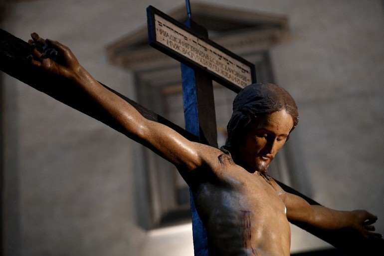 Le fameux crucifix en bois que Michel-Ange a sculpté alors qu'il avait 18 ans
