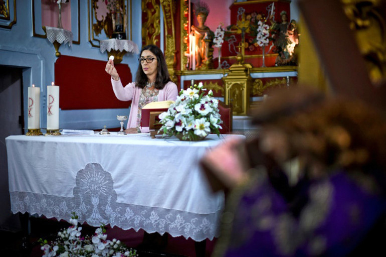 Dans les églises portugaises, les femmes aussi montent à l'autel