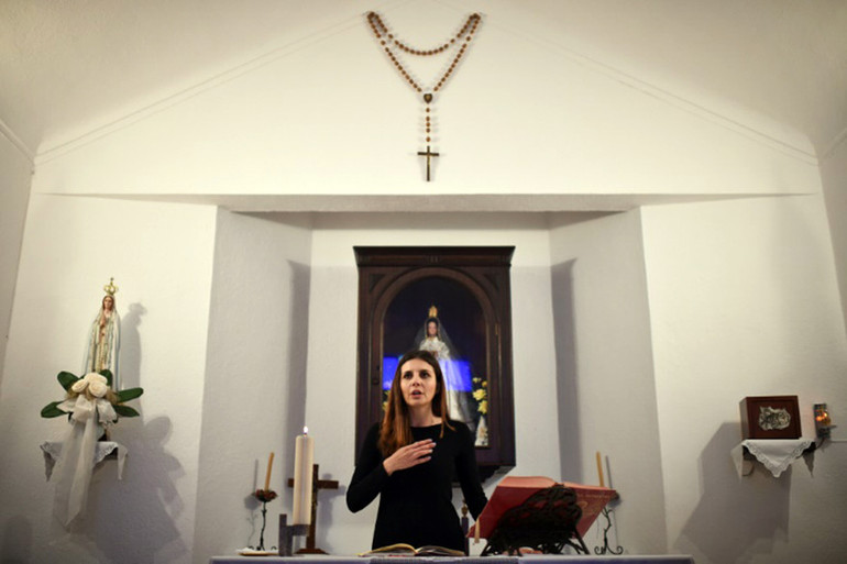 Dans les églises portugaises, les femmes aussi montent à l'autel