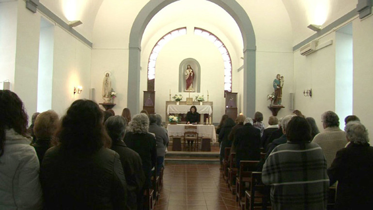 Dans les églises portugaises, les femmes aussi montent à l'autel