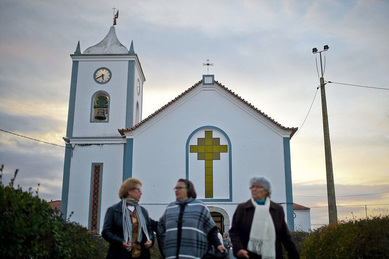 Dans les églises portugaises, les femmes aussi montent à l'autel