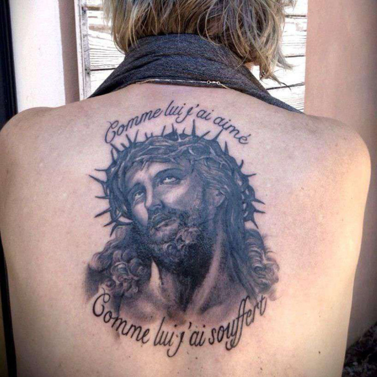 Le portrait du Christ tatoué dans le dos du chanteur Renaud