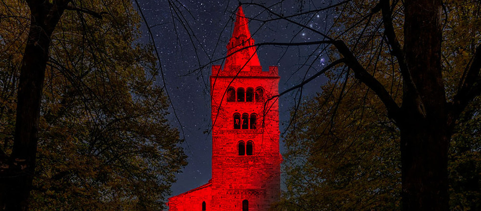 Lors de la semaine rouge organisée par AED, la cathédrale de Sion sera illuminée en rouge en mémoire des chrétiens persécutés | © AED – Photo modifiée