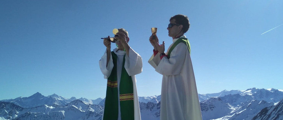 Le diacre Hugues de La Boussinière officiant en montagne | © Hugues de La Boussinière