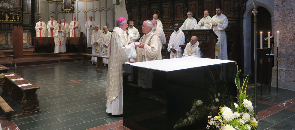 Durant la messe de clôture du Congrès, Mgr Scarcella a reçu des main de Jean-Michel Girard le sceau, symbole de la fonction d'Abbé primat | ©