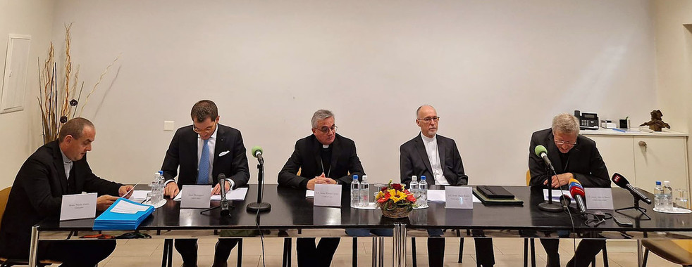 A la conférence de presse, Mgr Lazzeri avec, à sa gauche, le nonce apostolique en Suisse Mgr Martin Krebs et Mgr Alain de Raemy, nommé administrateur apostolique du diocèse de Lugano | © Cristina Vonzun/catt.ch