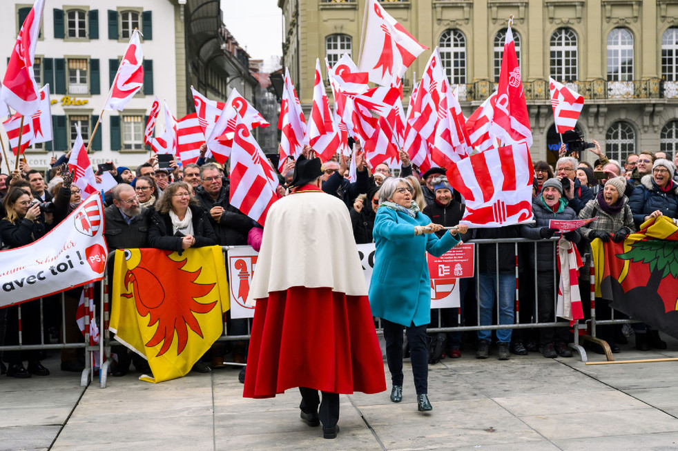 La nouvelle conseillère fédérale vient saluer les Jurassiens venus la soutenir lors de cette journée historique pour le canton du Jura | © KEYSTONE/Jean-Christophe Bott