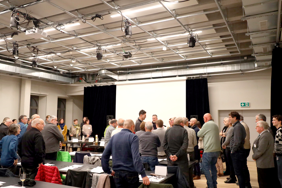 Les 21 nouveaux membres l'Assemblée de la CEC de la législature 2024-2027 confirmant par une promesse solennelle eur engagement