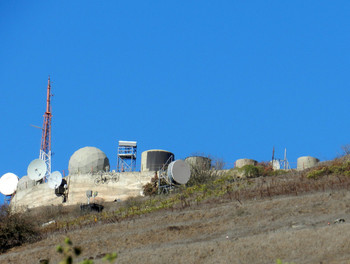 Base militaire israélienne avec sa batterie de radars...