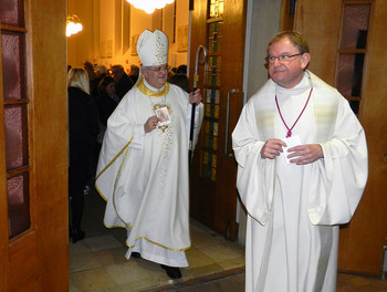 Mgr Denis Theurillat et l'abbé Jean-Marie Nusbaume à la sortie de l'église