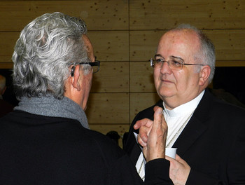 Mgr Denis Theurillat en grande discussion