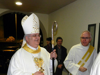 Mgr Denis Theurillat s'apprête à rentrer dans l'église