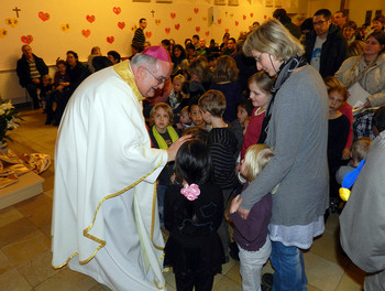 Mgr Denis Theurillat a un petit mot pour chaque enfant