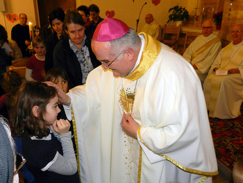 Mgr Denis Theurillat prend le temps de bénir chaque enfant