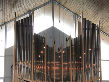 La forme de l'orgue respecte l'architecture de l'église