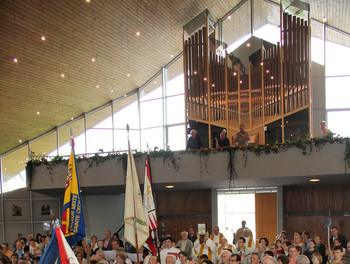 Entrée solennelle avec les bannières des chorales Sainte-Cécile