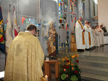 L'abbé Dubosson encense la statuette de Notre-Dame du Rosaire