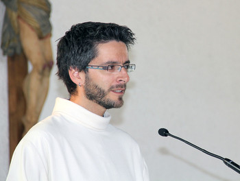 Noël Pedreira, assistant pastoral, lit les paragraphes du Credo