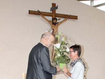 Fidèle Friche remercie Yvette Charmillot, directrice de la Sainte-Cécile de Vicques