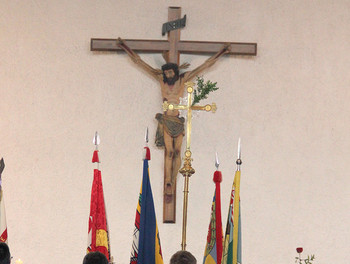 A la fin de la célébration, les servants de messe en procession